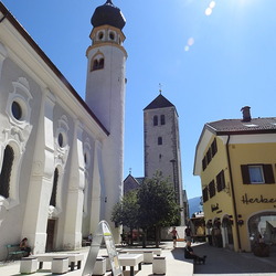           Pfarrkirche und Klosterkirche